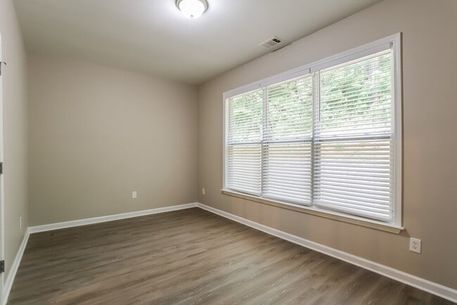 Building Photo - 2839 Stonewall Ln SW