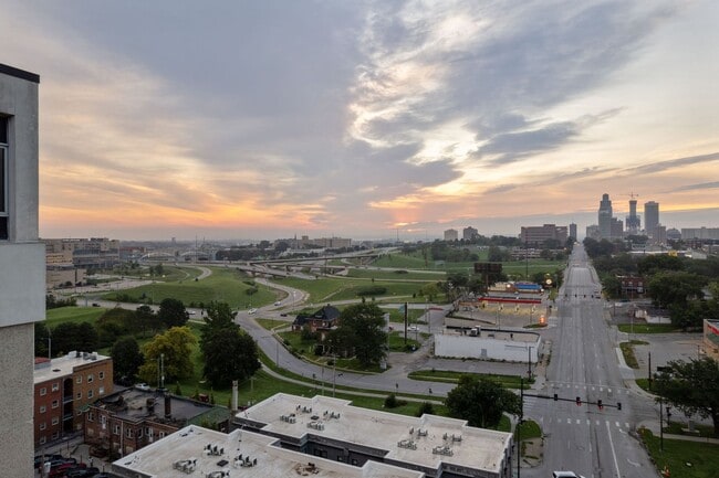 Building Photo - Breathtaking downtown East-facing, penthouse condo - FURNISHED!