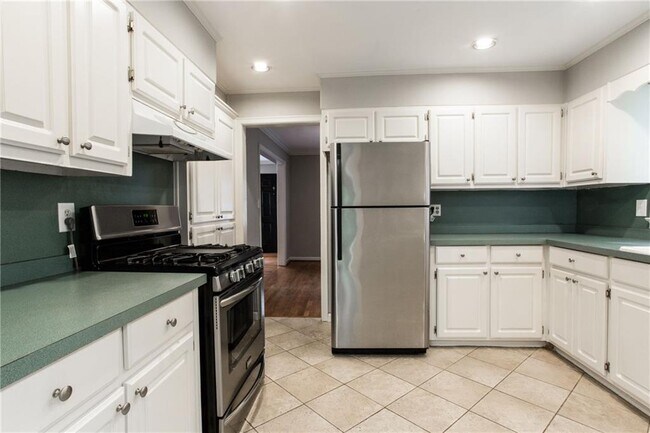 Building Photo - 1640 Belle Isle Cir NE