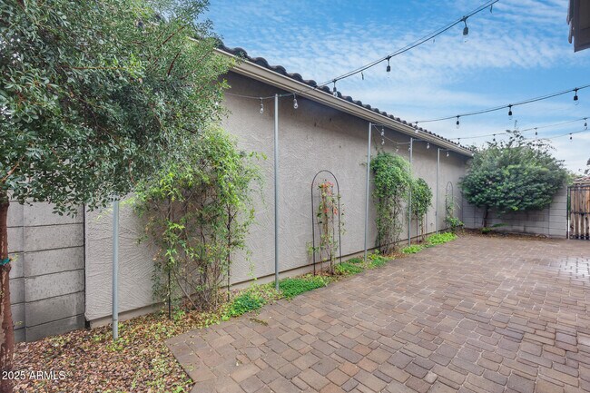 Building Photo - 6853 E Posada Cir