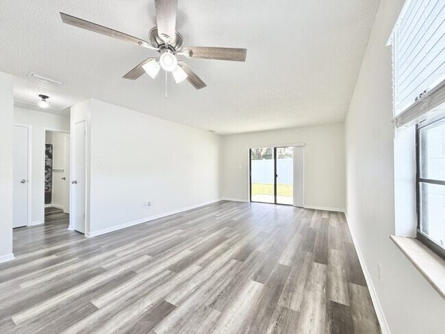 Building Photo - 5212 Peach Ave