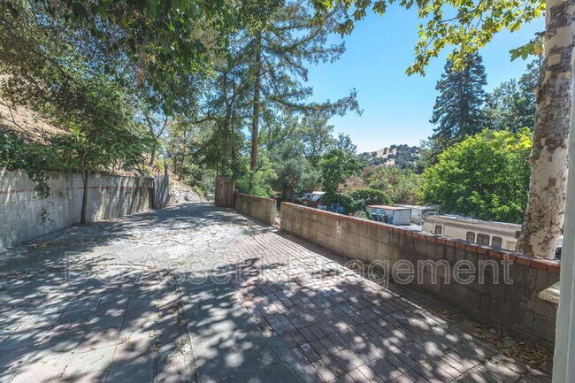 Building Photo - 2801 Sabral Cir