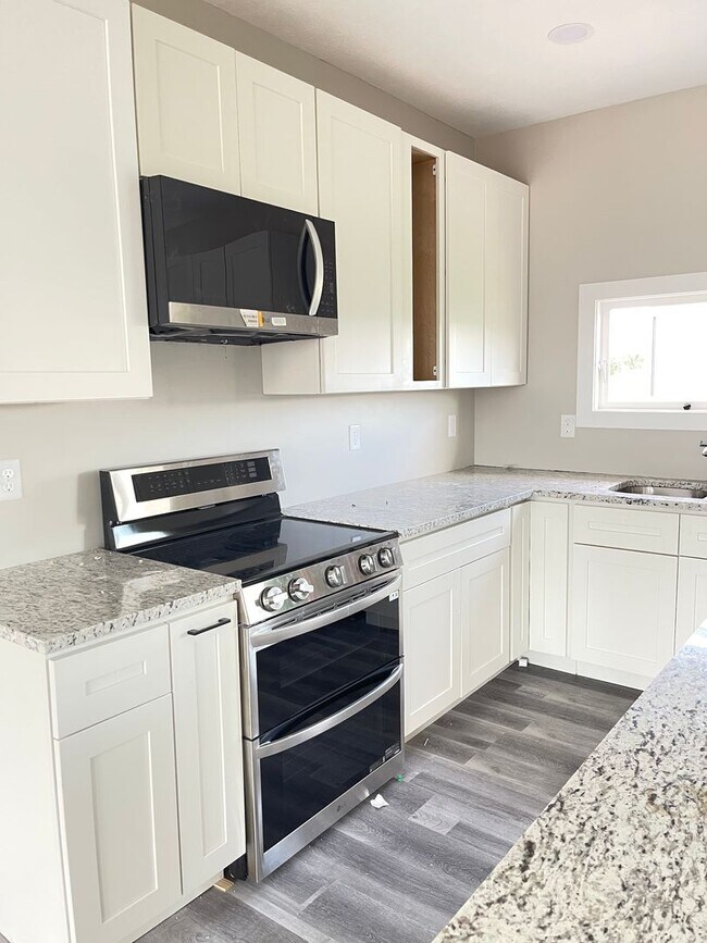 Building Photo - Newly rebuilt house in the heart of Elkhorn