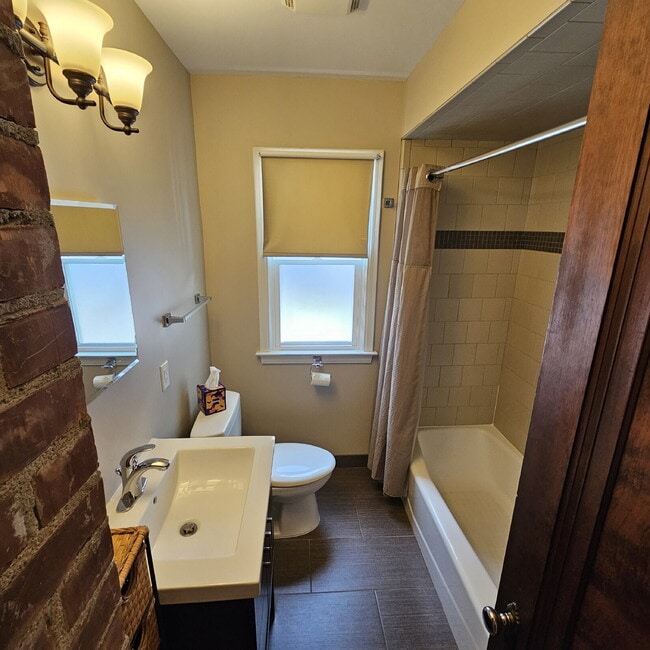 Building Photo - This charming 3-bedroom, 1.5-bathroom hous...