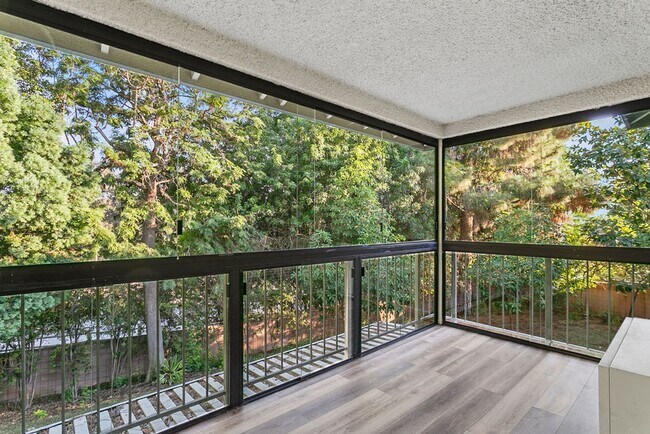 Building Photo - Updated Upper Level One Bedroom Condo in Laguna Woods!