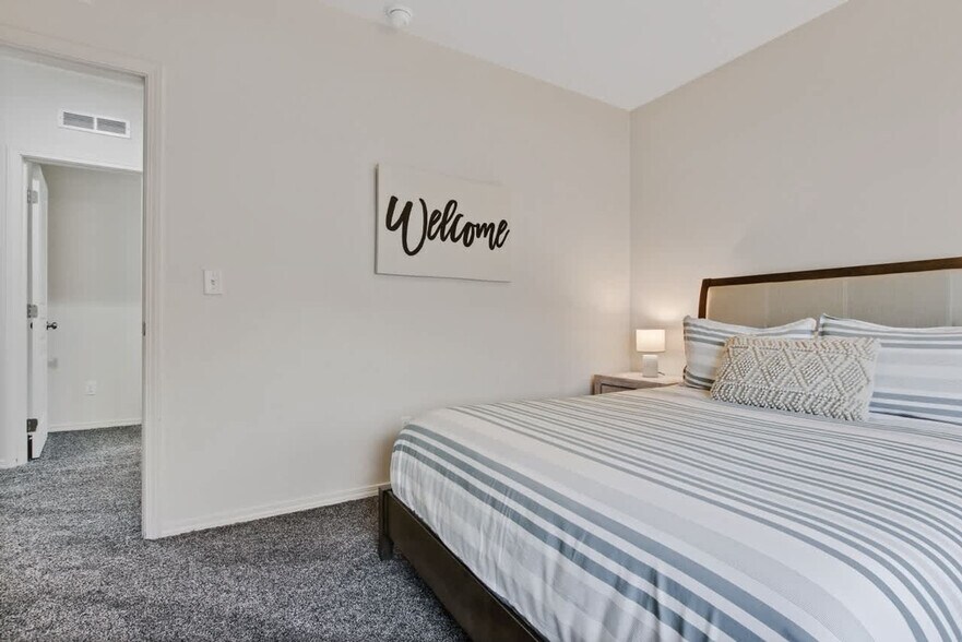 Building Photo - 2213 E Elm Grove Dr