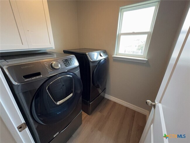 Building Photo - 907 Holliday Dr