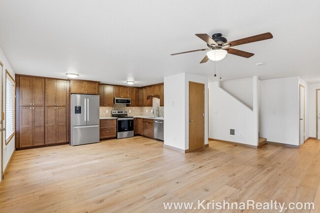 Building Photo - Modern 3 BD | 2.5 BA | 1,476 SF | 1-Car Garage | Solar Panels | Mountain View Community