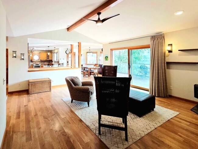 Building Photo - Gorgeous 4 Bed, 3 Bath Home w/ STUNNING RI...