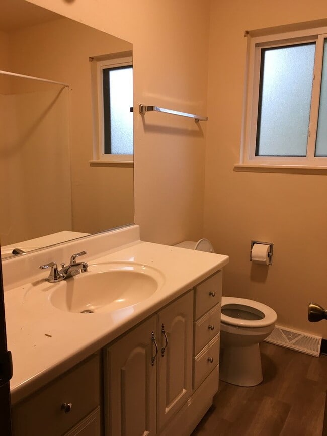 Building Photo - 3 Bedroom, 2 Bathroom Townhome in Lakemont Subdivision of Greeley