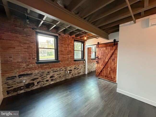 Building Photo - 820 W Market St