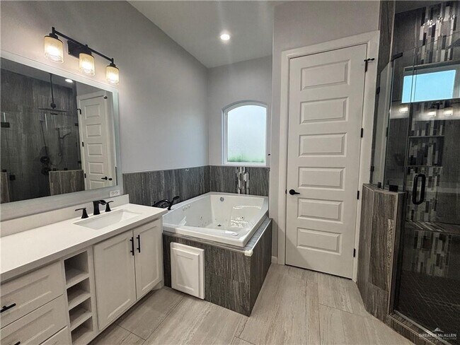 Building Photo - 33 Ensenada Ave