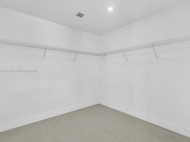 Building Photo - 4640 SW 32nd Ave