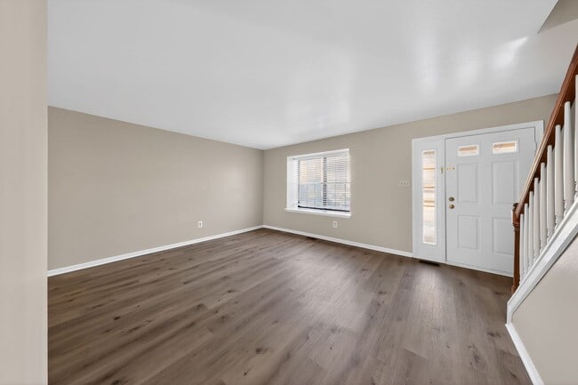 Building Photo - Newly Refinished 2 Bedroom Townhome