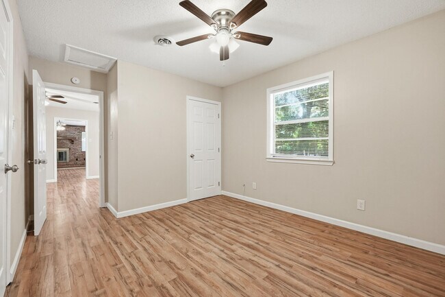 Building Photo - 338 Coral Dr SW