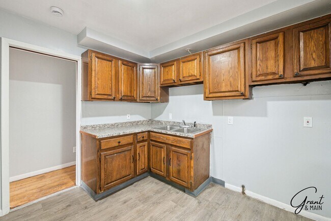 Building Photo - $1400 - Fully Renovated 3 Bed 1.5 Bath
