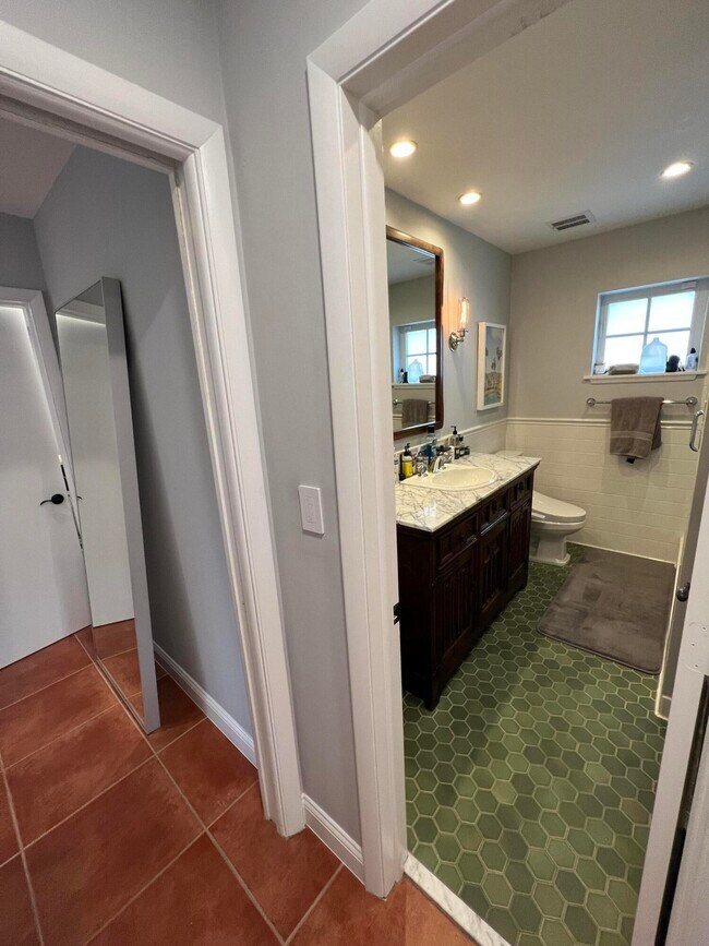 Building Photo - 1653 Poinsettia Dr