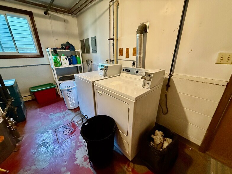 Building Photo - 818 5th St NW