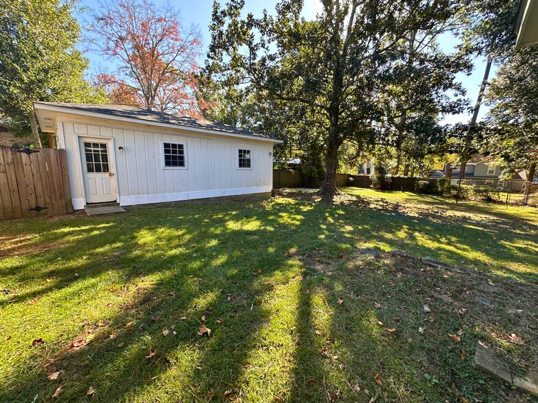 Building Photo - 110 Windsor Dr