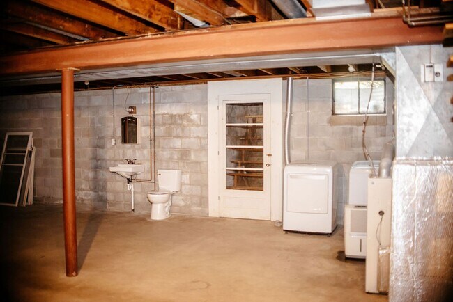 Building Photo - 425 Spring Dr