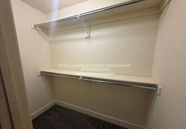 Building Photo - EAGLE CREEK LUXURY TOWNHOME READY for your August move!
