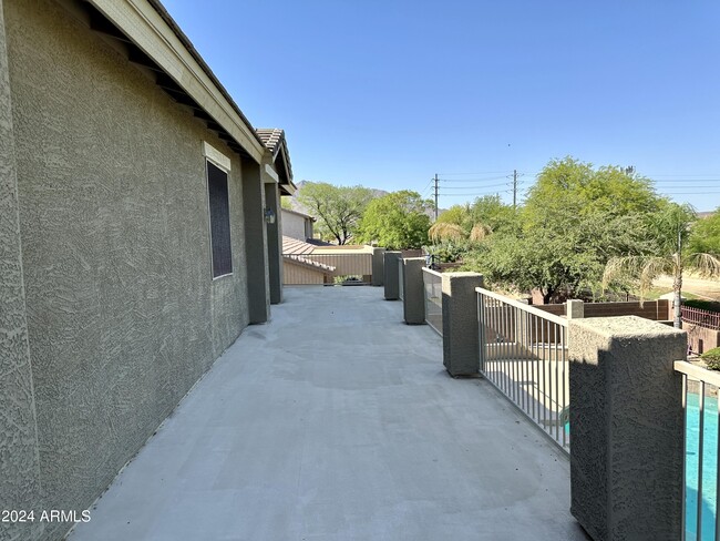 Building Photo - 7122 S Champagne Way