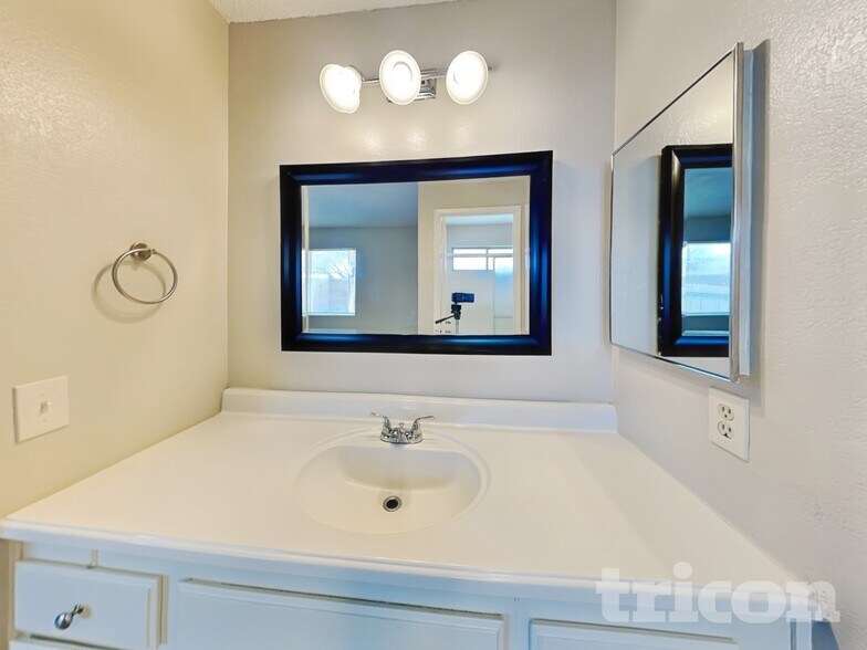 Building Photo - 2020 Burnside Dr