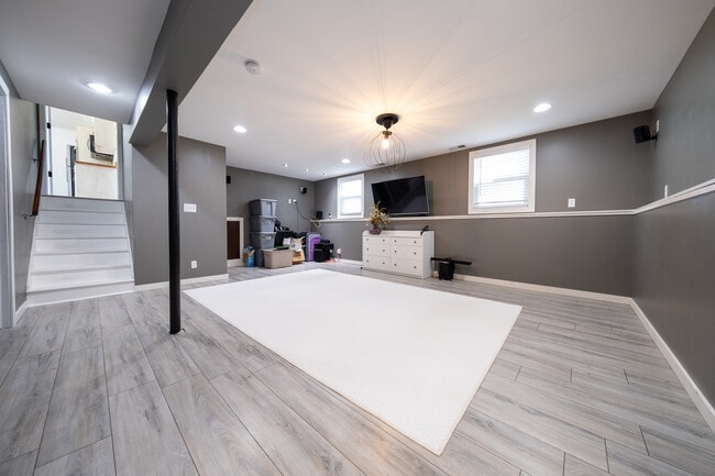Building Photo - 257 Elm Dr