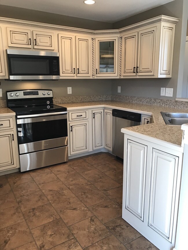 Building Photo - 3564 Drake Rd