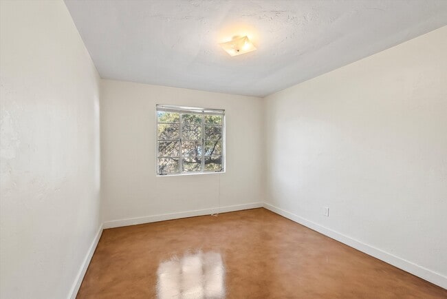 Building Photo - 2604 N Martin Ave