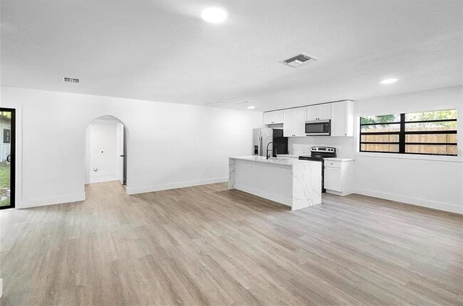 Building Photo - 2225 E Welch Rd