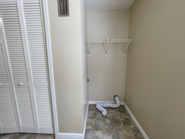 Building Photo - 2 Bedroom/ 1 Bathroom Home with Washer & Dryer Hook-ups! Large Deck! Nice Yard!