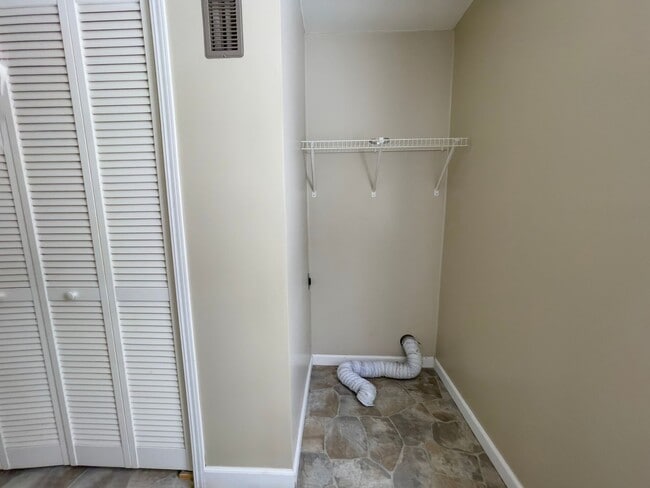 Building Photo - Cozy 2 Bedroom Home! Washer & Dryer Hookups! Large Deck! Spacious Yard!