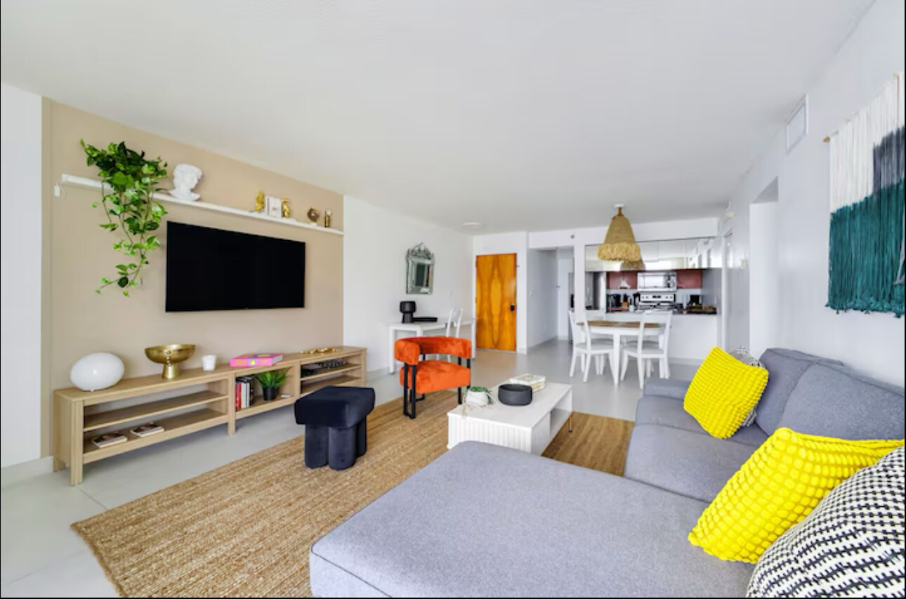 Building Photo - 1200 Brickell Bay Dr