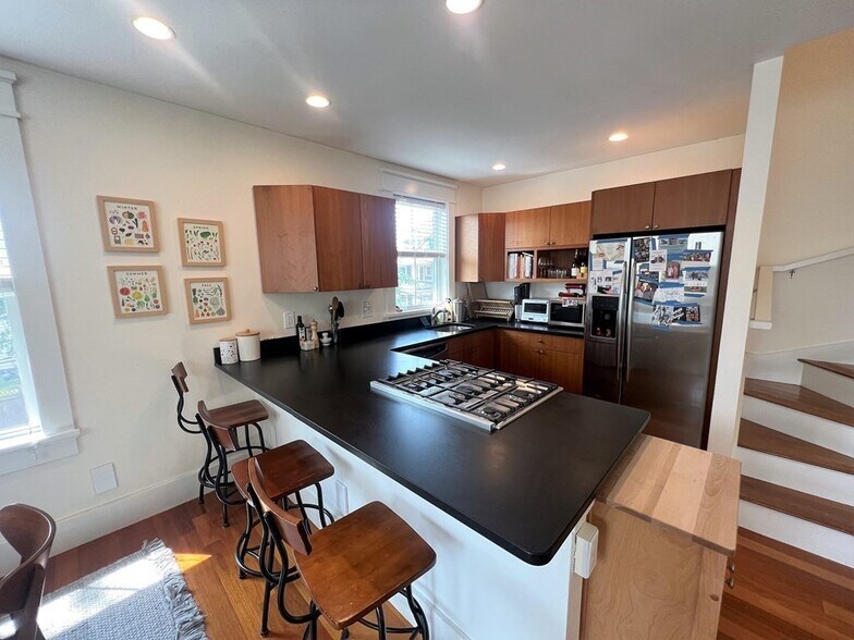 Building Photo - 44 Rockview St