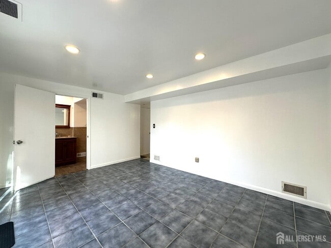 Building Photo - 7 Timothy Ct