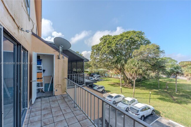 Building Photo - 430 Commodore Dr