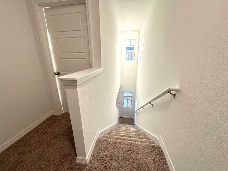 Building Photo - 2933 Canary Ave