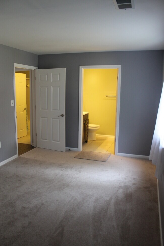 Building Photo - Redtail