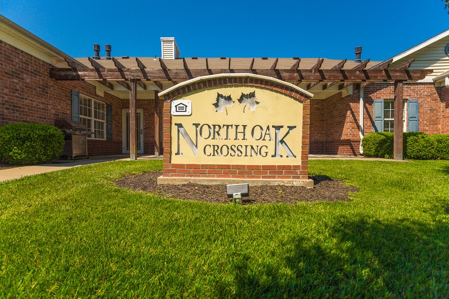 Building Photo - Villas at North Oak