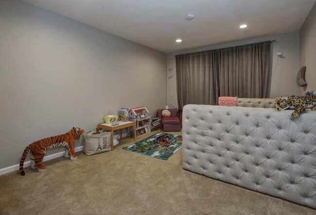 Building Photo - 870 E Empire St