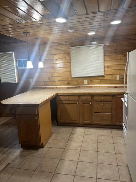 Building Photo - 1574 Armstrong Rd