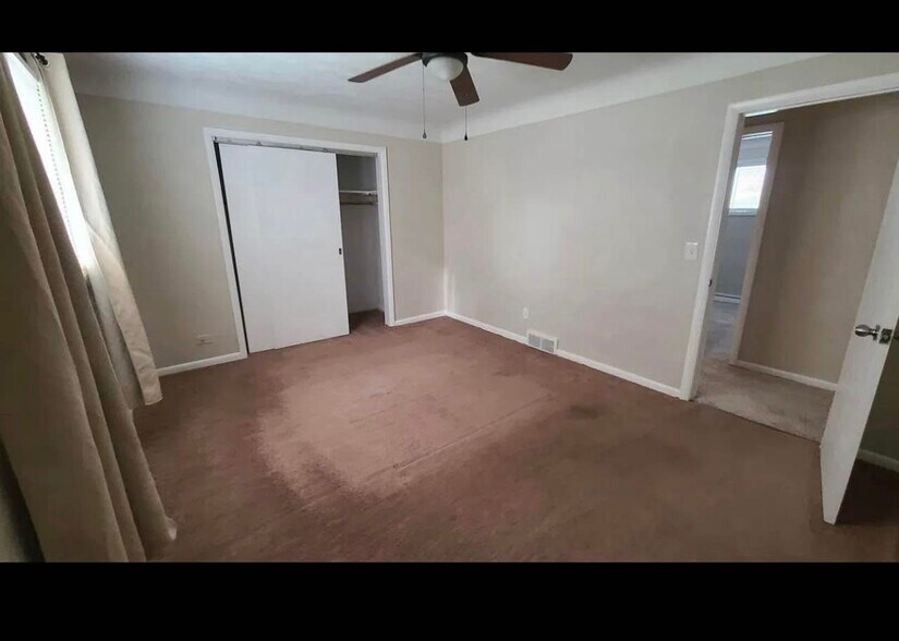 Building Photo - 6015 N River Rd