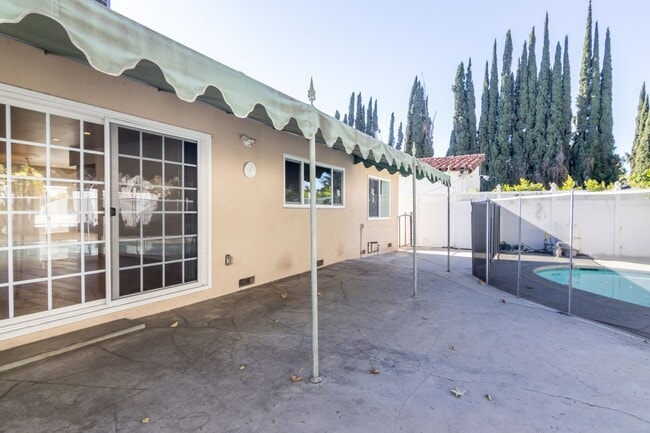 Building Photo - 15439 Vose St