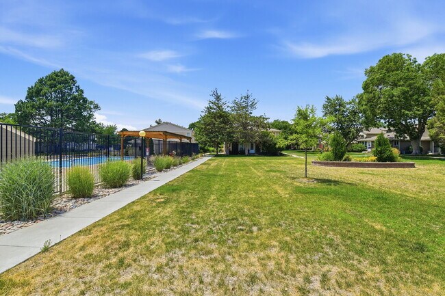 Building Photo - $1,445.95, 2 bed, 1 bath located in Denver with Central AC