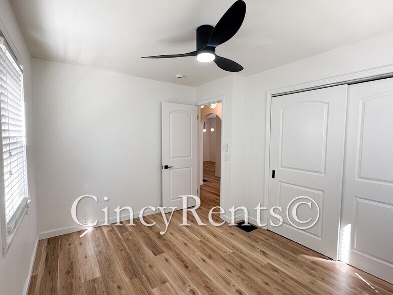 Building Photo - 6815 Sunray St