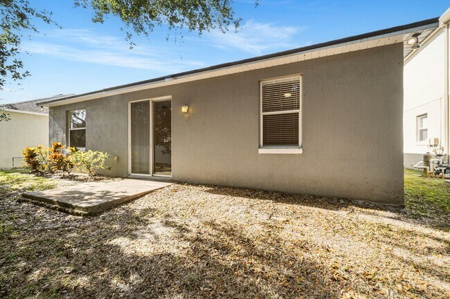 Building Photo - Cozy 4/2 Home Nestled in a Gated Community