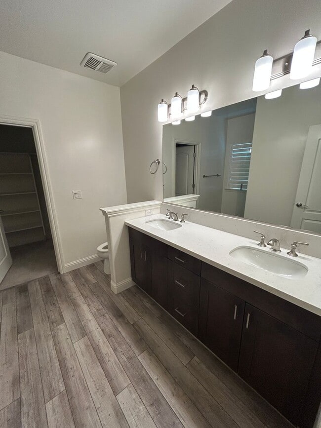 Building Photo - Don't miss out newer 4 bedroom 2 bath in K...