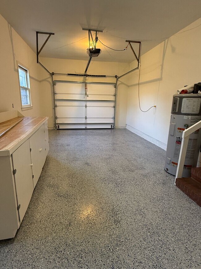 Building Photo - 3/3 Totally Renovated House on Sylvan Driv...