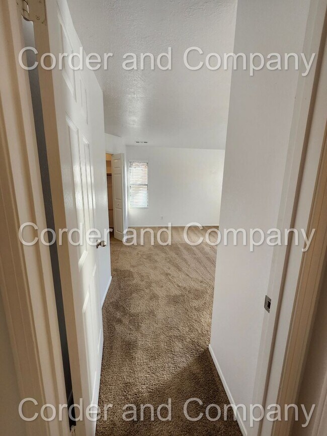 Building Photo - COMING SOON Nice 3 Bedroom, 1 3/4 Bathroom, 2 Car Garage and 1,452 Sq Ft. Home in Western Hills, ...